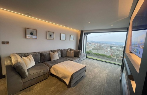 Mumbles Casa | Luxury and Modern property with panoramic sea views and hot tub