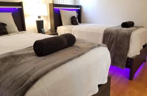 Fairfax District Casa | Luxury and Spacious 5 bedroom private house by Melrose WIFI TV Backyard Free Parking close to the Grove Hollywood Walk of Fame