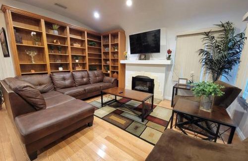 Fairfax District Casa | Luxury and Spacious 5 bedroom private house by Melrose WIFI TV Backyard Free Parking close to the Grove Hollywood Walk of Fame