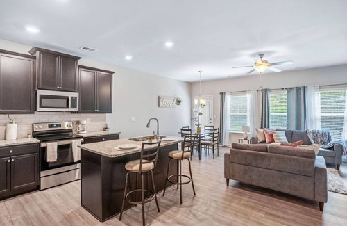 Riverdale Casa | Luxury and Stylish, Newly built 2021. Minutes from the airport.