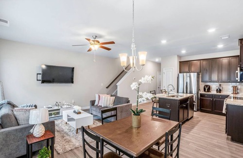 Riverdale Casa | Luxury and Stylish, Newly built 2021. Minutes from the airport.
