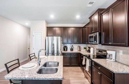 Riverdale Casa | Luxury and Stylish, Newly built 2021. Minutes from the airport.