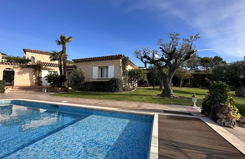 La Bouverie Apartamento | Apartamento de lujo en la villa con piscina climatizada, wifi, aire acondicionado