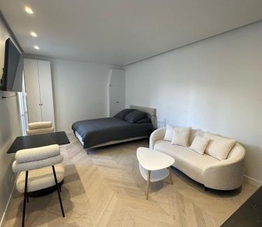 La Celle-sous-Gouzon Apartamento | Luxury Apartment Champ de Mars Eiffel Tower