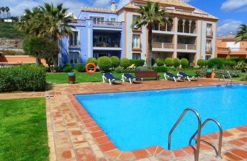 Bahia de Casares Apartamento | Apartamento de lujo en planta baja, vista al mar, jardín privado