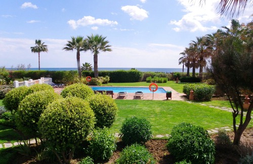 Bahia de Casares Apartamento | Apartamento de lujo en planta baja, vista al mar, jardín privado