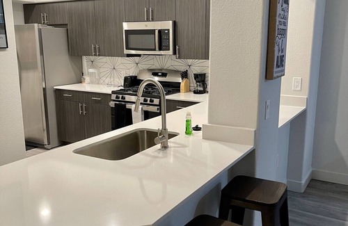 Glendale Sports and Entertainment District Apartamento | Luxury Apartment! 1 mile from Westgate