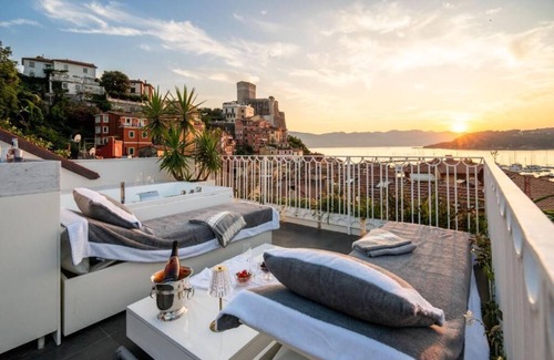 Lerici Apartamento | Luxury apartment a stone's throw from the sea with terrace with Jacuzzi.