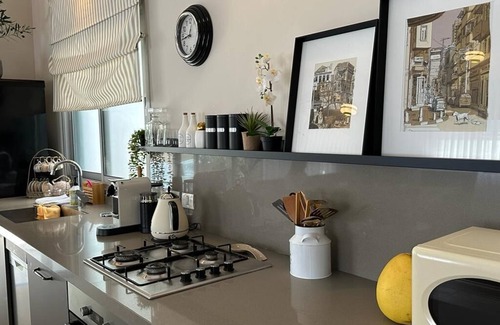 Tel Aviv Apartamento | luxury apartment & backyard 700 sq ft private backyard with a seating eating.
