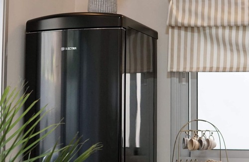 Tel Aviv Apartamento | luxury apartment & backyard 700 sq ft private backyard with a seating eating.