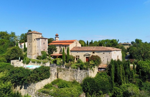 Mouzens Casa | Luxury apartment in a renovated Chateau with a view of the Pyrenees.