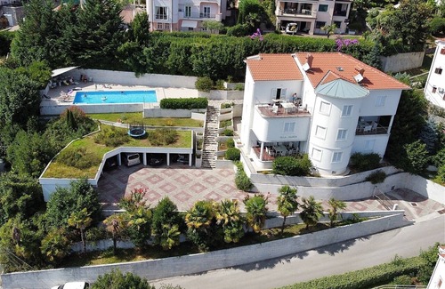 Icici Apartamento | Apartamento de lujo en Opatija para 8 personas con piscina y ropa de cama de seda