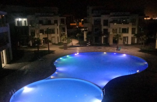 Agadir Bay Apartamento | Apartamento de lujo en residencia con jardín y dos piscinas.