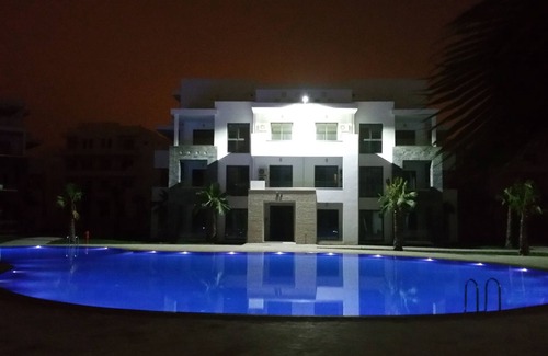 Agadir Bay Apartamento | Apartamento de lujo en residencia con jardín y dos piscinas.