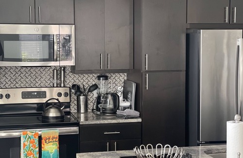 The Colony Apartamento | Luxury Apartment in quiet neighborhood with free parking