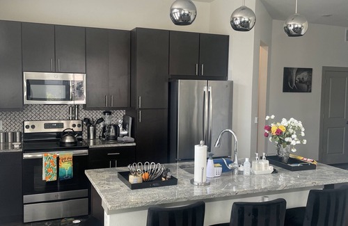 The Colony Apartamento | Luxury Apartment in quiet neighborhood with free parking