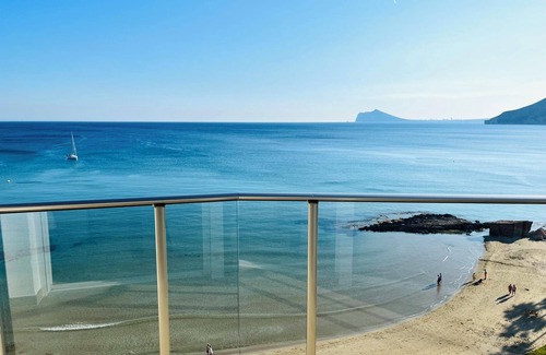 Calpe Apartamento | Apartamento de lujo en la playa con vistas al mar, piscina, jardín y Wi-Fi