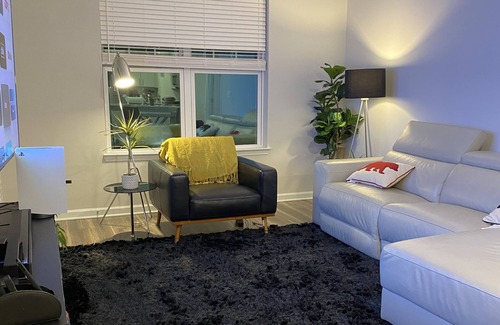 Northeast Raleigh Apartamento | Luxury Apartment Triangle Town Center King Bed