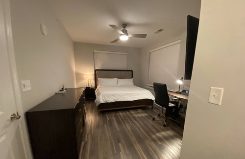 Northeast Raleigh Apartamento | Luxury Apartment Triangle Town Center King Bed