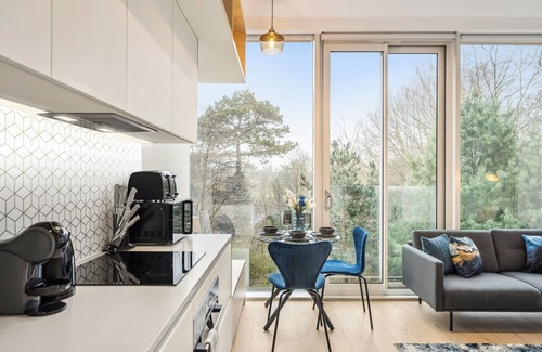 London Borough of Hounslow Apartamento | Luxury Apartment with Orbit Cinema, ZoneX Game Room, Gym, Lounge near Station