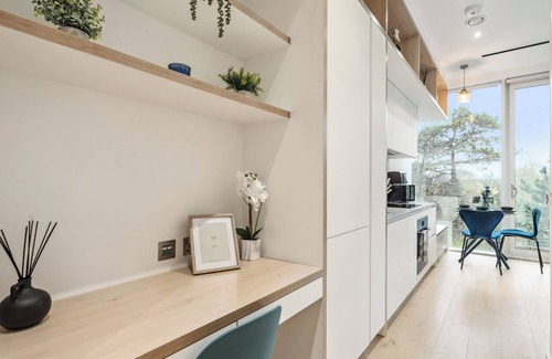 London Borough of Hounslow Apartamento | Luxury Apartment with Orbit Cinema, ZoneX Game Room, Gym, Lounge near Station
