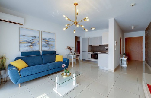 Gzira Apartamento | Luxury Apartment with Balcony, Central Area