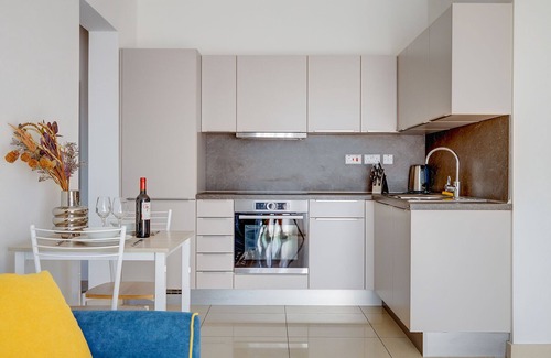 Gzira Apartamento | Luxury Apartment with Balcony, Central Area