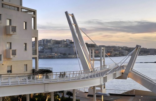 Gzira Apartamento | Luxury Apartment with Balcony, Central Area