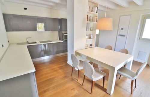 Salo Apartamento | Apartamento de lujo en un entorno tranquilo y tranquilo con vistas a la piscina y al lago