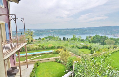 Salo Apartamento | Apartamento de lujo en un entorno tranquilo y tranquilo con vistas a la piscina y al lago