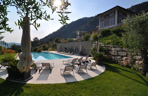 Salo Apartamento | Apartamento de lujo en un entorno tranquilo y tranquilo con vistas a la piscina y al lago