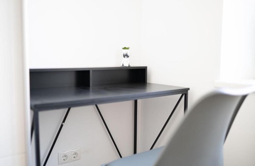 Oberdobling Apartamento | Luxury Apt Overlooking Danube Canal Vienna, Austria for Families - All Supplies Included