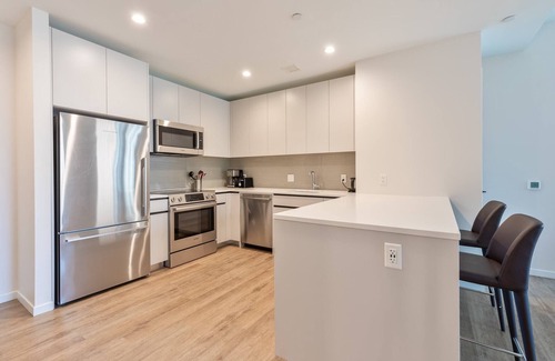 Seaport District Apartamento | Luxury Apt with Kitchen and Pool