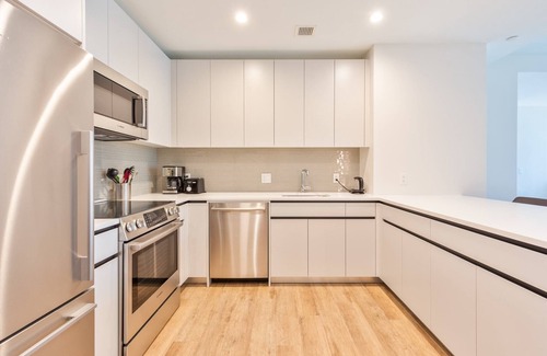 Seaport District Apartamento | Luxury Apt with Kitchen and Pool