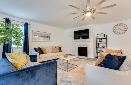 Sylvan Hills Casa | Luxury Atlanta Home - Self Check-in Pet Friendly Free Parking