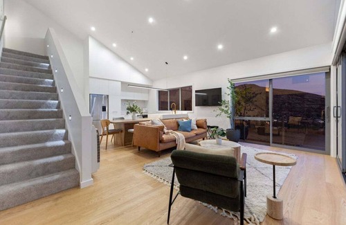 Frankton Casa | Luxury Away - Aurora Vista- Hot Tub-Free Parking-BBQ