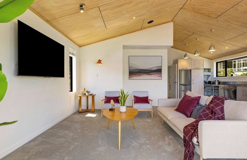 Frankton Casa | Luxury Away - The Lakeside - AC-Free Parking-BBQ