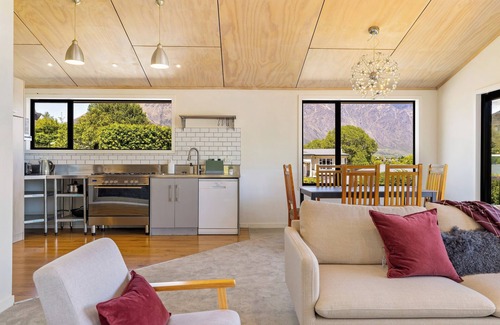 Frankton Casa | Luxury Away - The Lakeside - AC-Free Parking-BBQ