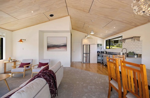 Frankton Casa | Luxury Away - The Lakeside - AC-Free Parking-BBQ