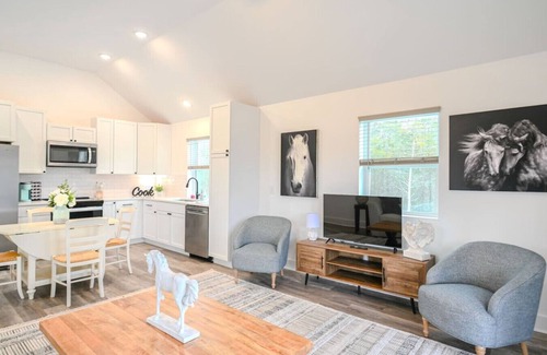 Kedron Casa | Luxury Barn Apartment: A Unique Equestrian Escape!
