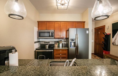Olympic Valley Condominio | Luxury Basecamp Condo Village at Palisades Tahoe