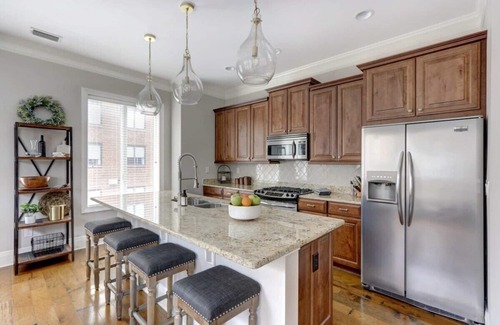 Historic District - North Condominio | Luxury Bay Street Condo featuring Dual King Suites