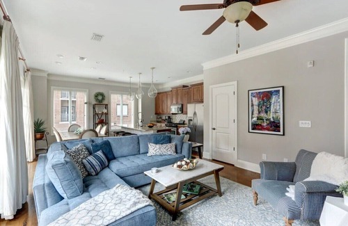 Historic District - North Condominio | Luxury Bay Street Condo featuring Dual King Suites