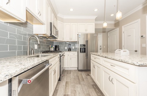 Dewey Beach Condominio | Luxury Bayfront Penthouse Condo 1 block from the beach. Overlooking rooftop pool