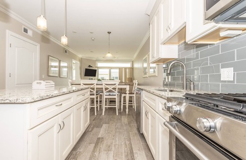 Dewey Beach Condominio | Luxury Bayfront Penthouse Condo 1 block from the beach. Overlooking rooftop pool