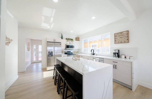 Hermosa Beach Casa | Luxury Beach Bungalow with Hot Tub - Steps to Sand and Pier