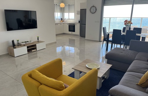 Netanya Condominio | Luxury Beach Condo Netanya- 5 Minutes walk to Kikar, across from Beach Elevator