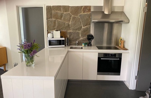 Dromana Casa | Luxury Beach House on two acres / Private Bathing Box / Botanic Like Gardens