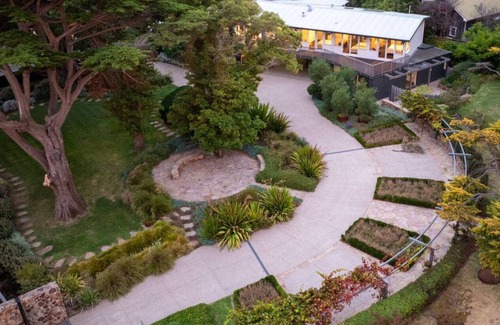 Dromana Casa | Luxury Beach House on two acres / Private Bathing Box / Botanic Like Gardens