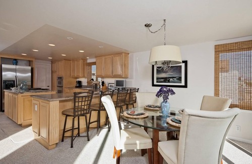 Hollywood Beach Casa | Luxury Beach House Rental in Hollywood Beach, Oxnard, CA